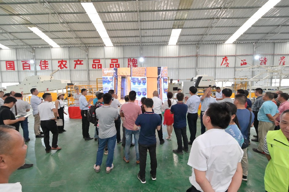 2021年6月29日上午10點“建黨百年特色活動·群南柑橘產業(yè)示范區(qū)研發(fā)培訓中心柑橘技術交流會”在廣西桂潔農業(yè)有限公司舉行，交流會上同期舉辦了綠萌“FRUSCAN 7.0 視覺瑕疵檢測技術” 現(xiàn)場觀摩會。在觀摩過程中，與會人員詳細地觀看了綠萌宣傳視頻和現(xiàn)場演示，細致地了解了綠萌 FRUSCAN 7.0 視覺瑕疵檢測技術對果蔬分